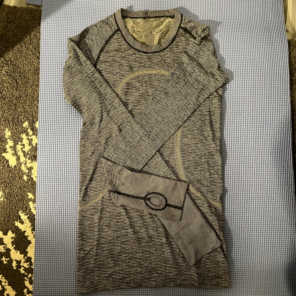 Lululemon Black and White swiftly tech long sleeve Size 2